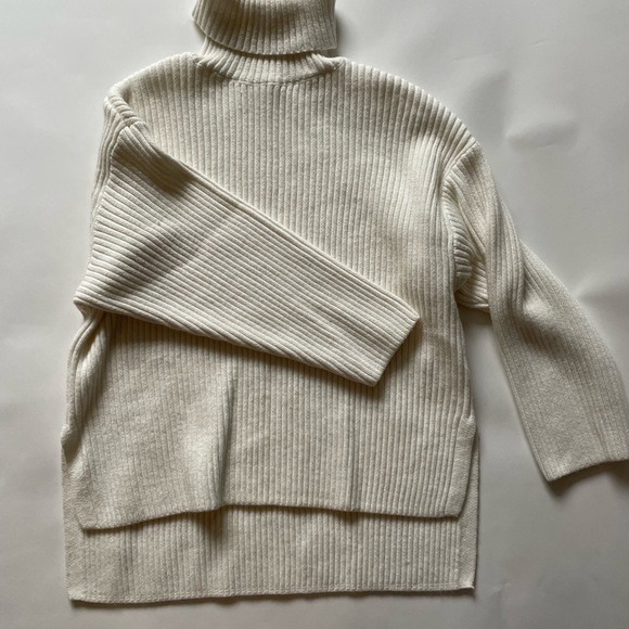 H&M oversized cream turtle neck knit sweater, size medium. - Picture 3 of 5